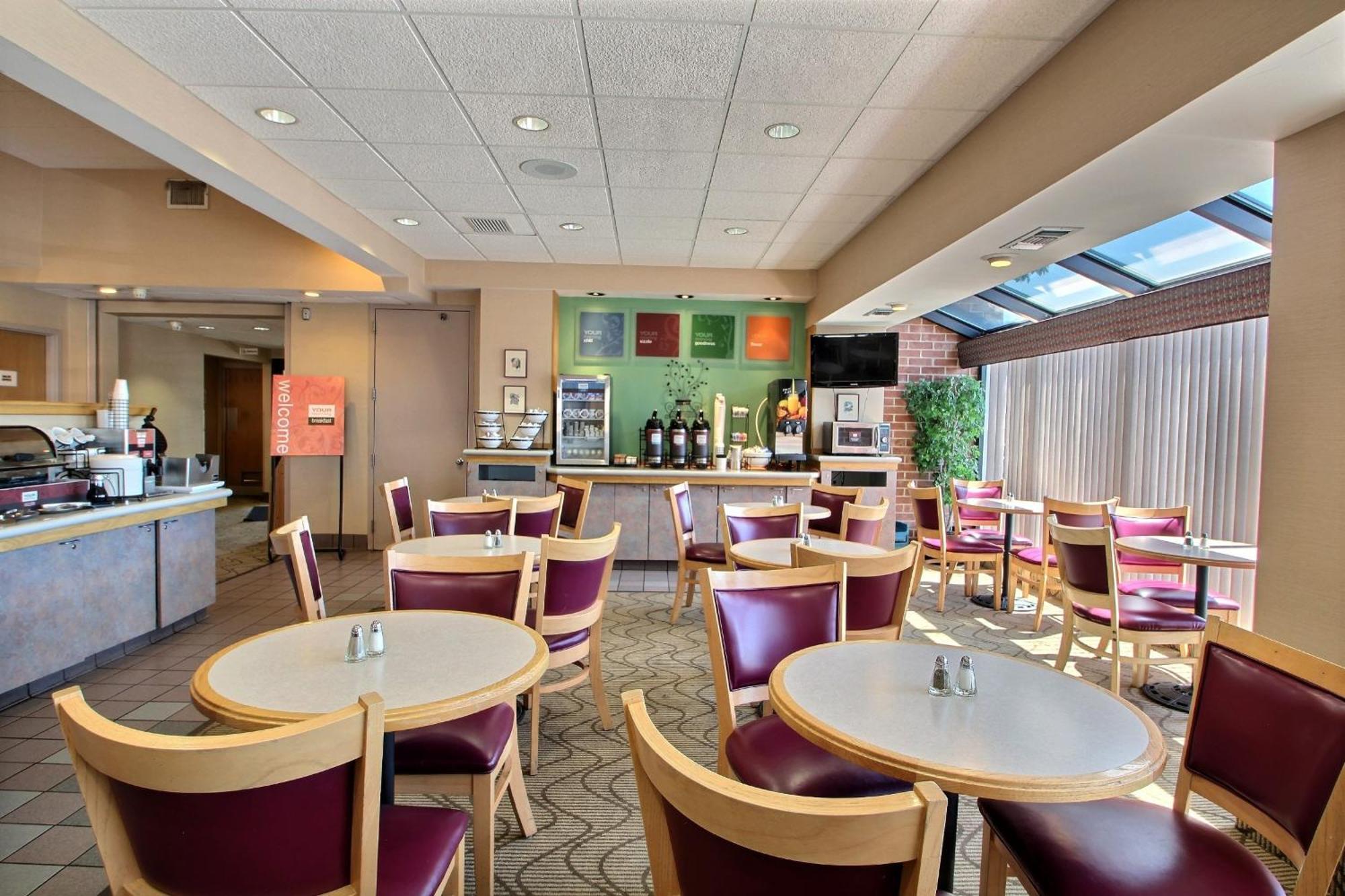 Comfort Inn & Suites Madison - Airport Kültér fotó